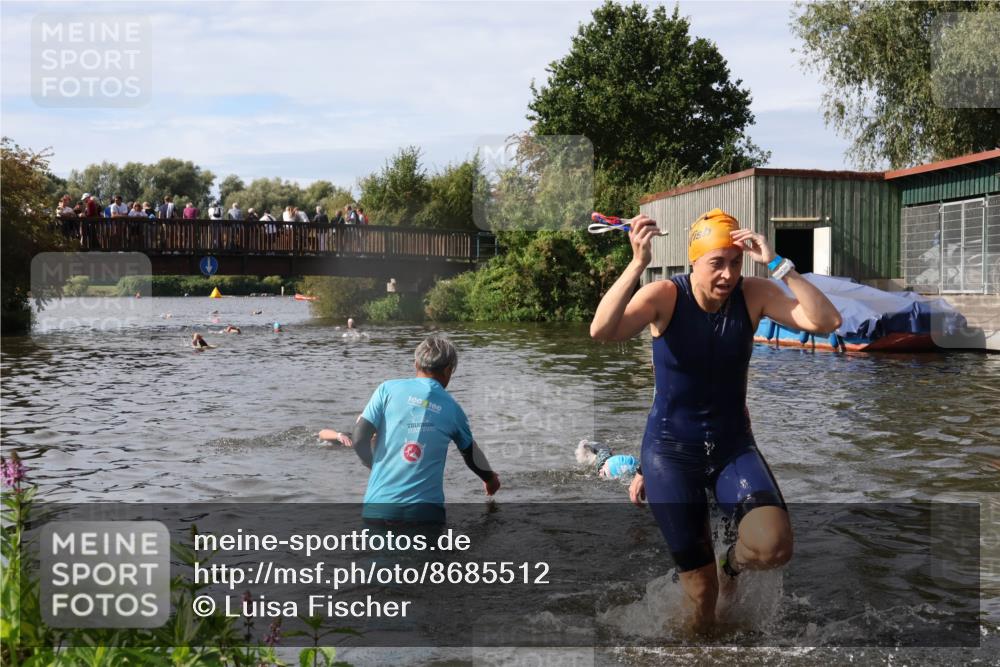 31.08.2025 - Elbe Triathlon Hamburg Luisa Fischer http://msf.ph/oto/8685512 31.08.2025 10:38:45 Schwimmen 1424, 1437, 1496 meine-sportfotos.de