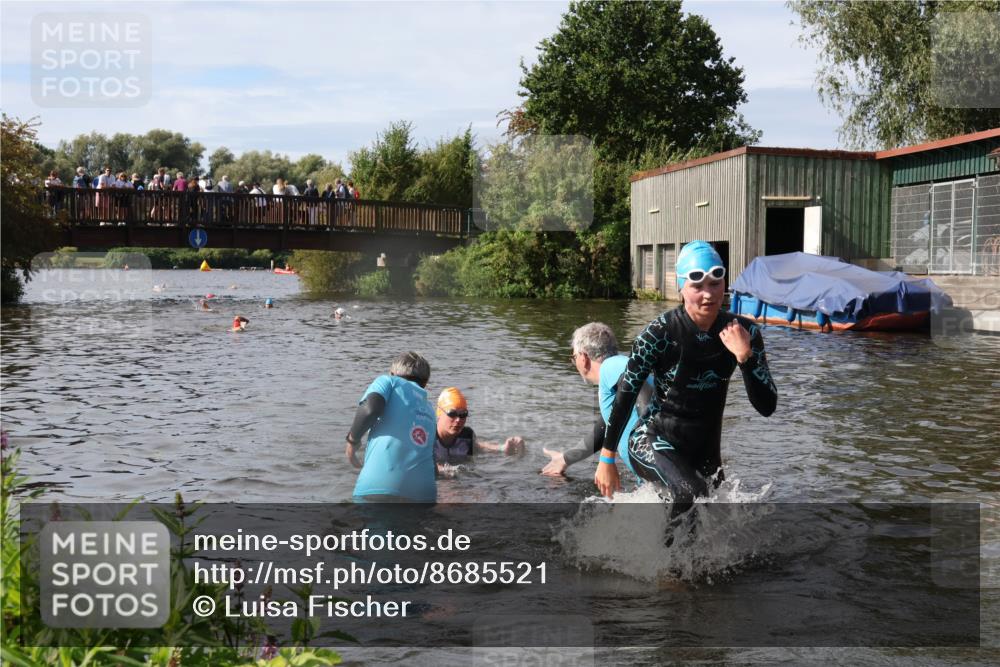 31.08.2025 - Elbe Triathlon Hamburg Luisa Fischer http://msf.ph/oto/8685521 31.08.2025 10:38:50 Schwimmen 1354, 1424, 1437 meine-sportfotos.de