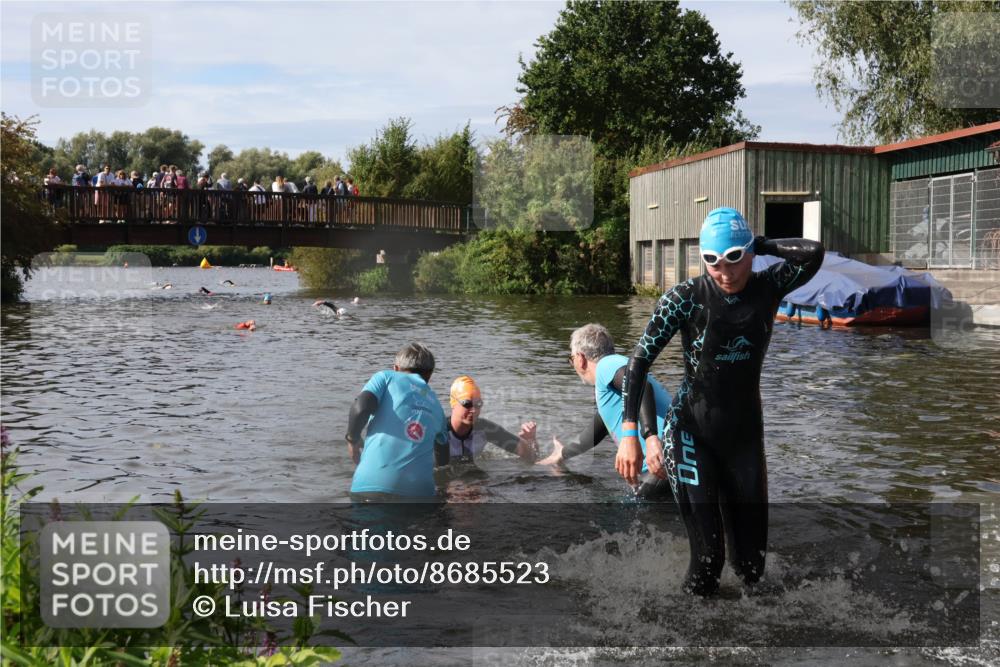 31.08.2025 - Elbe Triathlon Hamburg Luisa Fischer http://msf.ph/oto/8685523 31.08.2025 10:38:50 Schwimmen 1354, 1424, 1437 meine-sportfotos.de