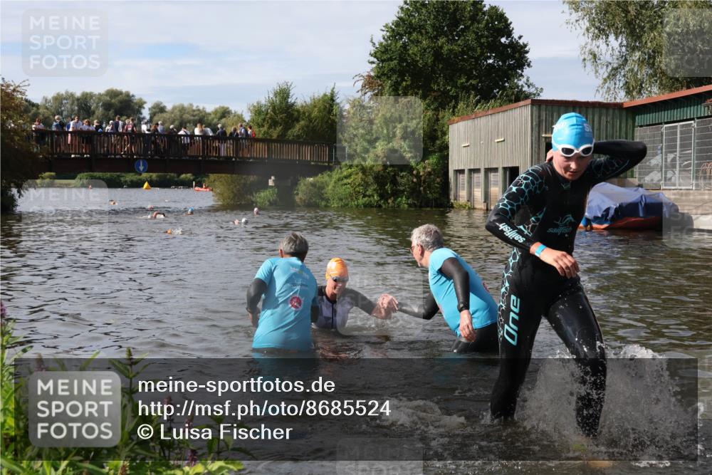 31.08.2025 - Elbe Triathlon Hamburg Luisa Fischer http://msf.ph/oto/8685524 31.08.2025 10:38:51 Schwimmen 1354, 1424, 1437 meine-sportfotos.de
