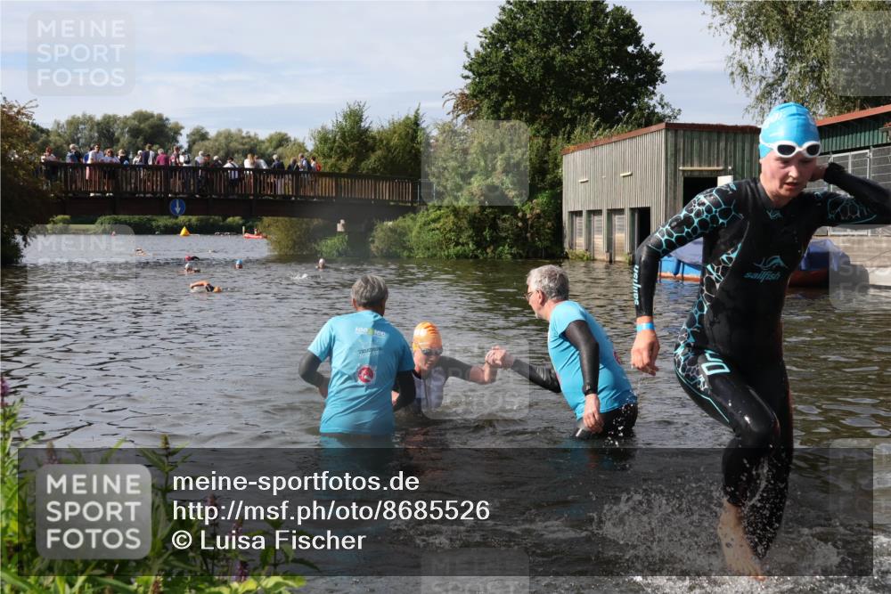 31.08.2025 - Elbe Triathlon Hamburg Luisa Fischer http://msf.ph/oto/8685526 31.08.2025 10:38:51 Schwimmen 1354, 1424, 1437 meine-sportfotos.de
