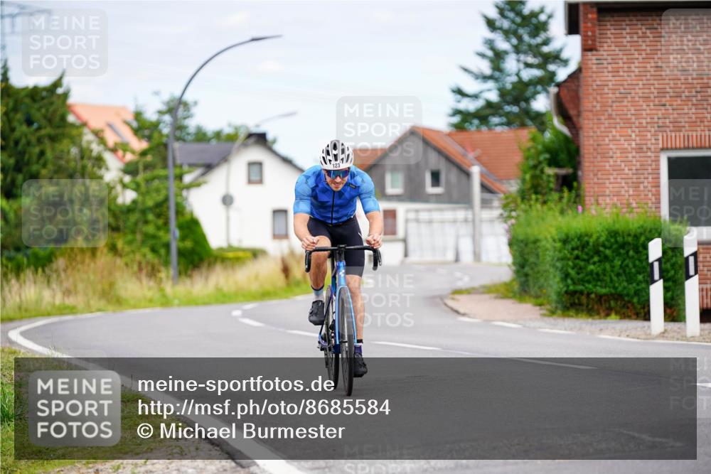 31.08.2025 - Elbe Triathlon Hamburg Michael Burmester http://msf.ph/oto/8685584 31.08.2025 14:11:17 Radfahren 123 meine-sportfotos.de