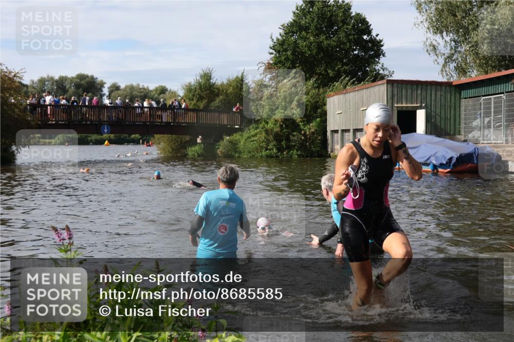 31.08.2025 - Elbe Triathlon Hamburg Luisa Fischer http://msf.ph/oto/8685585 31.08.2025 10:39:26 Schwimmen 1419, 1448, 1483 meine-sportfotos.de