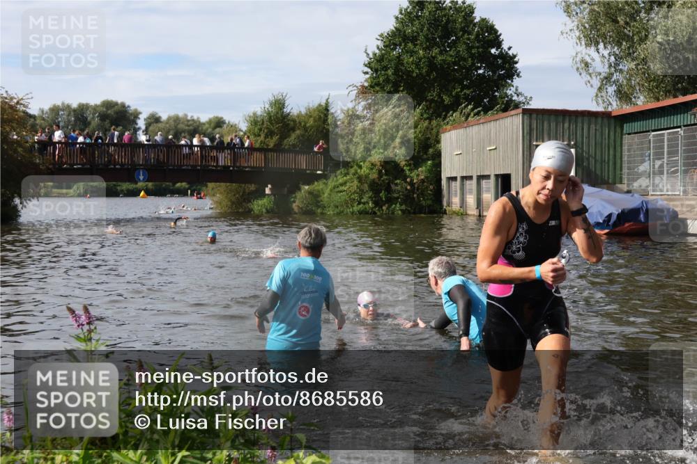 31.08.2025 - Elbe Triathlon Hamburg Luisa Fischer http://msf.ph/oto/8685586 31.08.2025 10:39:26 Schwimmen 1419, 1448, 1483 meine-sportfotos.de