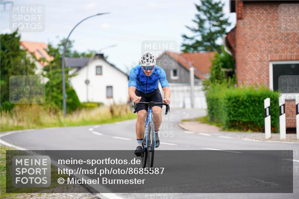31.08.2025 - Elbe Triathlon Hamburg Michael Burmester http://msf.ph/oto/8685587 31.08.2025 14:11:17 Radfahren 123 meine-sportfotos.de