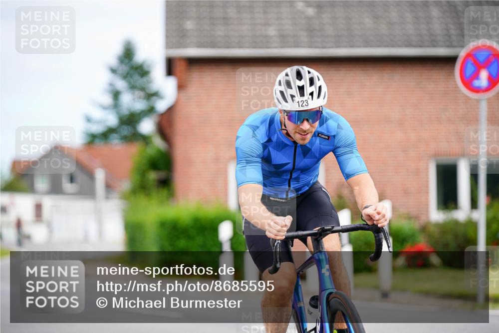 31.08.2025 - Elbe Triathlon Hamburg Michael Burmester http://msf.ph/oto/8685595 31.08.2025 14:11:18 Radfahren 123 meine-sportfotos.de