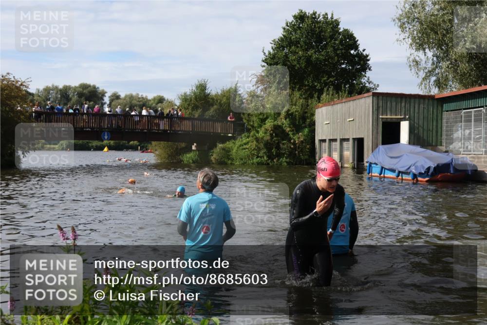 31.08.2025 - Elbe Triathlon Hamburg Luisa Fischer http://msf.ph/oto/8685603 31.08.2025 10:39:41 Schwimmen 1418 meine-sportfotos.de