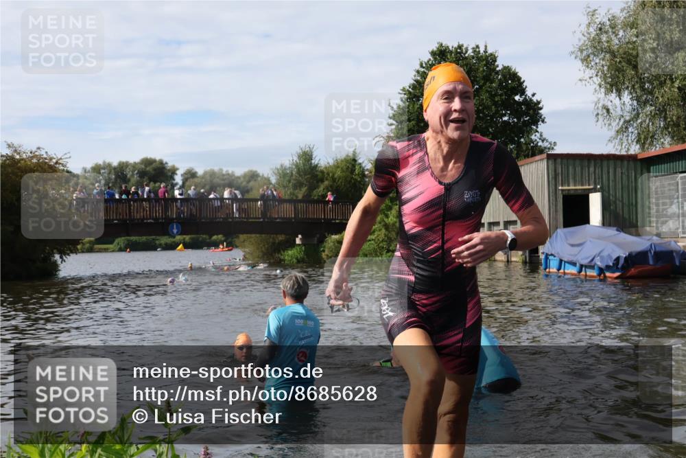 31.08.2025 - Elbe Triathlon Hamburg Luisa Fischer http://msf.ph/oto/8685628 31.08.2025 10:40:00 Schwimmen 1295, 1446, 1488 meine-sportfotos.de