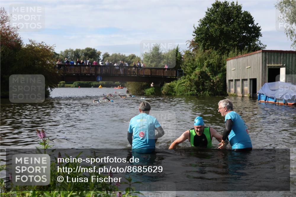 31.08.2025 - Elbe Triathlon Hamburg Luisa Fischer http://msf.ph/oto/8685629 31.08.2025 10:40:03 Schwimmen 1295, 1446, 1488 meine-sportfotos.de