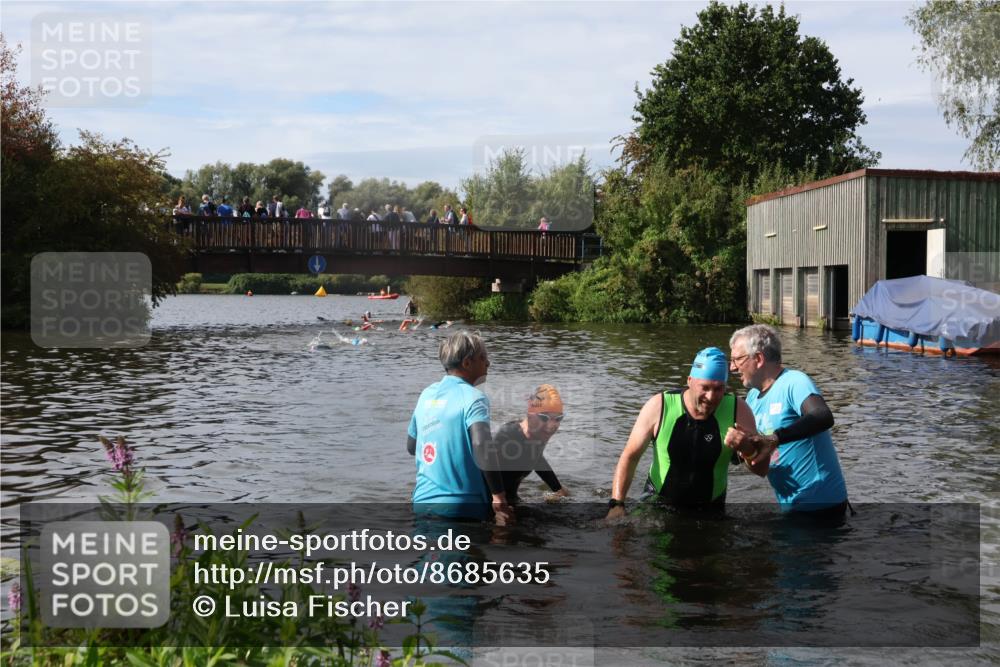 31.08.2025 - Elbe Triathlon Hamburg Luisa Fischer http://msf.ph/oto/8685635 31.08.2025 10:40:04 Schwimmen 1295, 1446, 1488 meine-sportfotos.de