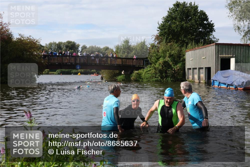 31.08.2025 - Elbe Triathlon Hamburg Luisa Fischer http://msf.ph/oto/8685637 31.08.2025 10:40:04 Schwimmen 1295, 1446, 1488 meine-sportfotos.de