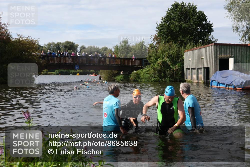 31.08.2025 - Elbe Triathlon Hamburg Luisa Fischer http://msf.ph/oto/8685638 31.08.2025 10:40:04 Schwimmen 1295, 1446, 1488 meine-sportfotos.de