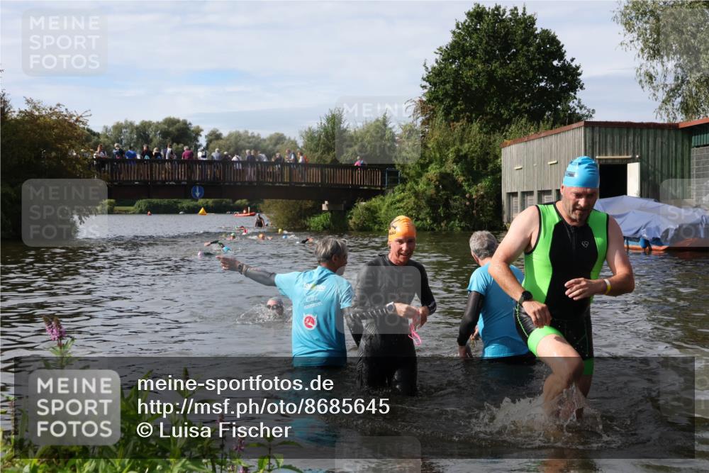 31.08.2025 - Elbe Triathlon Hamburg Luisa Fischer http://msf.ph/oto/8685645 31.08.2025 10:40:06 Schwimmen 1295, 1386, 1446 meine-sportfotos.de
