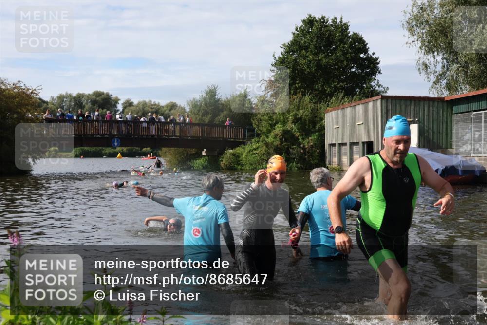 31.08.2025 - Elbe Triathlon Hamburg Luisa Fischer http://msf.ph/oto/8685647 31.08.2025 10:40:06 Schwimmen 1295, 1386, 1446 meine-sportfotos.de