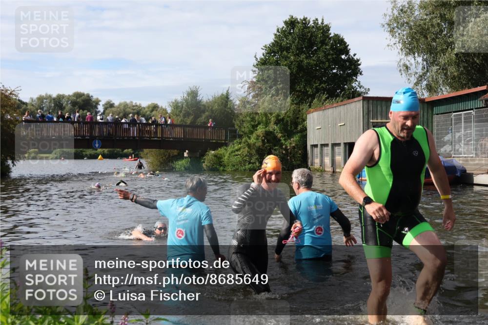 31.08.2025 - Elbe Triathlon Hamburg Luisa Fischer http://msf.ph/oto/8685649 31.08.2025 10:40:07 Schwimmen 1295, 1386, 1446 meine-sportfotos.de