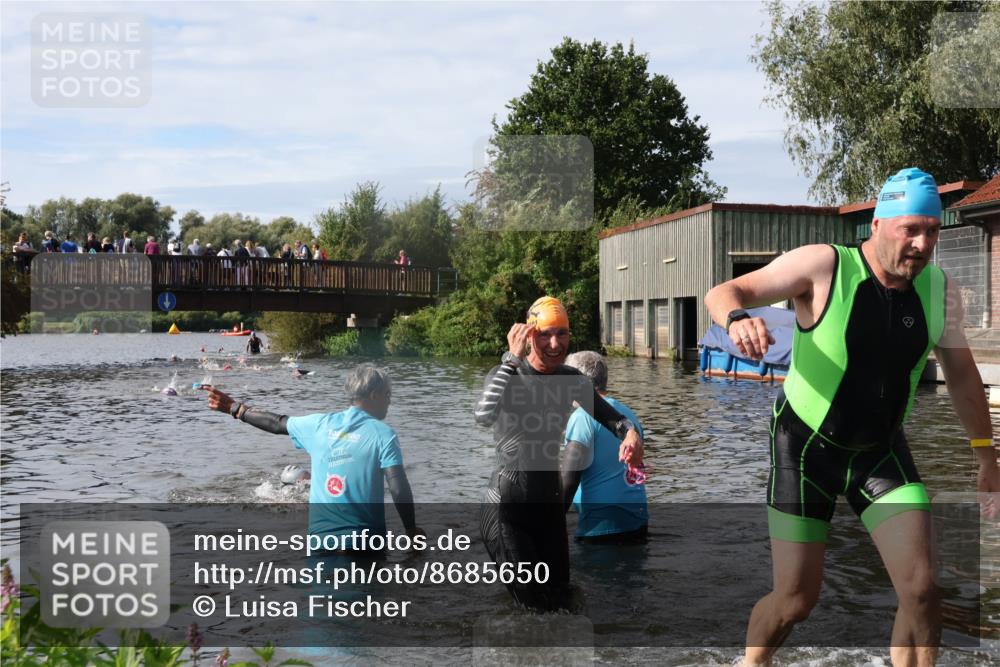 31.08.2025 - Elbe Triathlon Hamburg Luisa Fischer http://msf.ph/oto/8685650 31.08.2025 10:40:07 Schwimmen 1295, 1386, 1446 meine-sportfotos.de