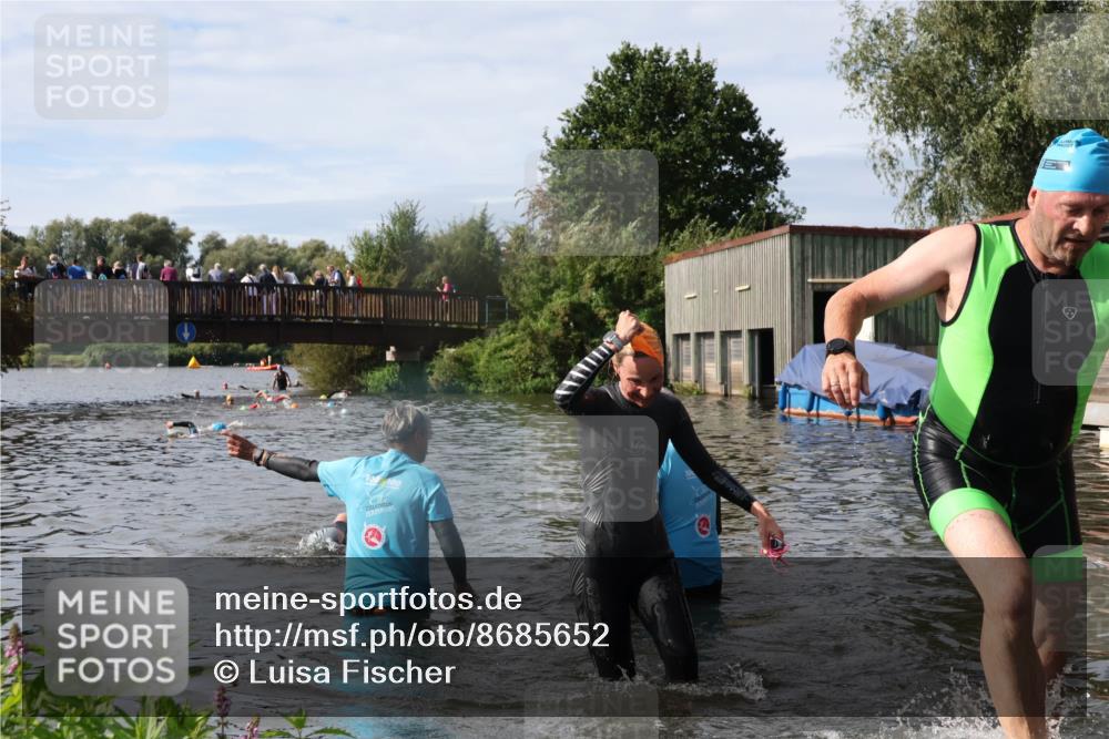 31.08.2025 - Elbe Triathlon Hamburg Luisa Fischer http://msf.ph/oto/8685652 31.08.2025 10:40:07 Schwimmen 1295, 1386, 1446 meine-sportfotos.de