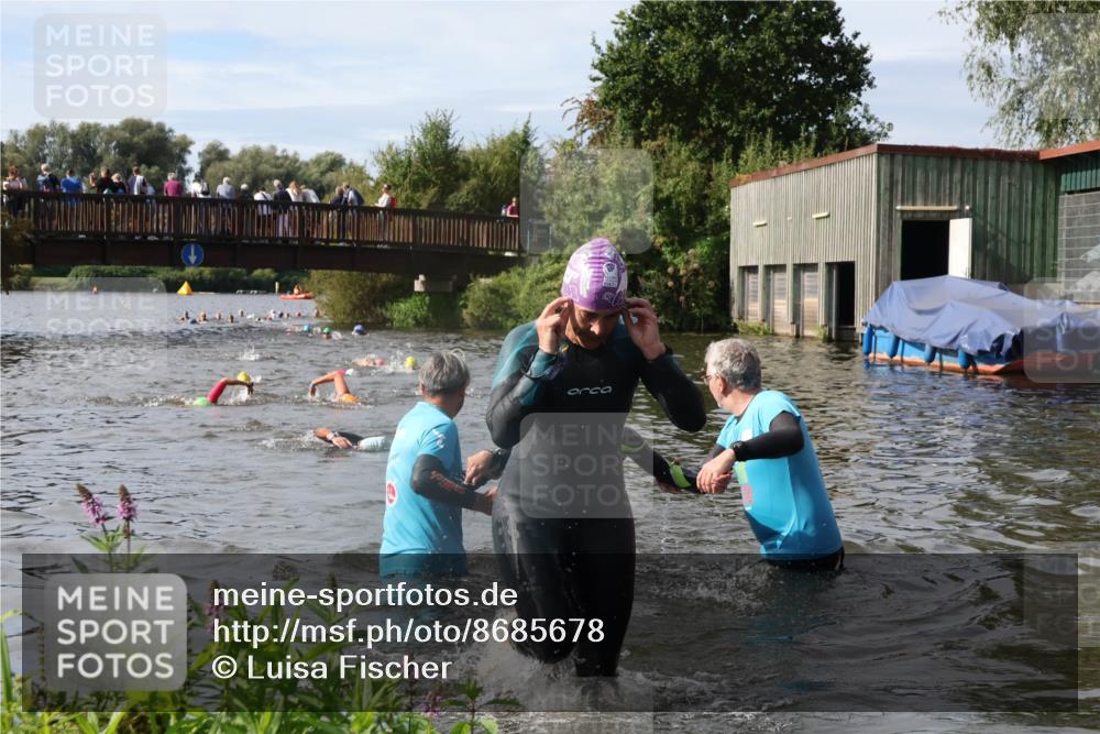 31.08.2025 - Elbe Triathlon Hamburg Luisa Fischer http://msf.ph/oto/8685678 31.08.2025 10:40:33 Schwimmen 1469, 1492 meine-sportfotos.de
