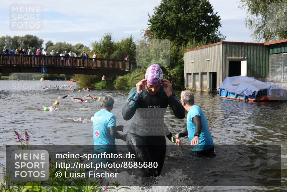 31.08.2025 - Elbe Triathlon Hamburg Luisa Fischer http://msf.ph/oto/8685680 31.08.2025 10:40:34 Schwimmen 1469, 1492 meine-sportfotos.de