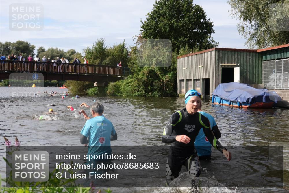 31.08.2025 - Elbe Triathlon Hamburg Luisa Fischer http://msf.ph/oto/8685683 31.08.2025 10:40:36 Schwimmen 1376, 1469, 1492 meine-sportfotos.de