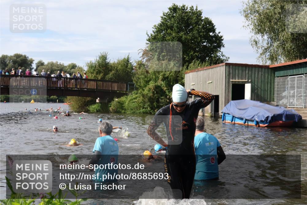 31.08.2025 - Elbe Triathlon Hamburg Luisa Fischer http://msf.ph/oto/8685693 31.08.2025 10:40:45 Schwimmen 1376, 1384, 1434 meine-sportfotos.de