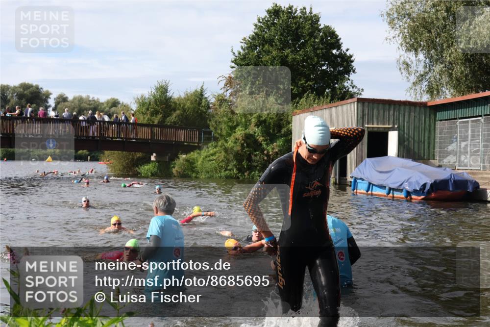 31.08.2025 - Elbe Triathlon Hamburg Luisa Fischer http://msf.ph/oto/8685695 31.08.2025 10:40:45 Schwimmen 1376, 1384, 1434 meine-sportfotos.de