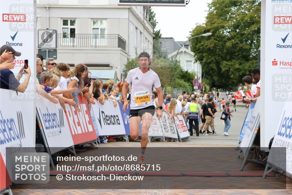 31.08.2025 - 21. Blankeneser Heldenlauf Strokosch-Dieckow http://msf.ph/oto/8685715 31.08.2025 12:00:44 Ziel 5652, 4394, 4395, 4333 meine-sportfotos.de