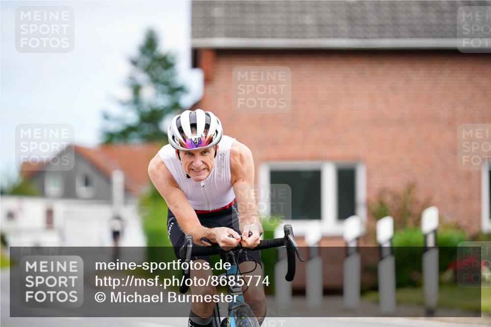 31.08.2025 - Elbe Triathlon Hamburg Michael Burmester http://msf.ph/oto/8685774 31.08.2025 14:12:43 Radfahren 137, 140 meine-sportfotos.de