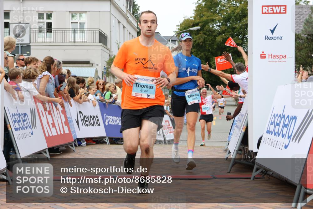 31.08.2025 - 21. Blankeneser Heldenlauf Strokosch-Dieckow http://msf.ph/oto/8685828 31.08.2025 12:00:36 Ziel 5784, 4144, 4394, 4395, 4333 meine-sportfotos.de