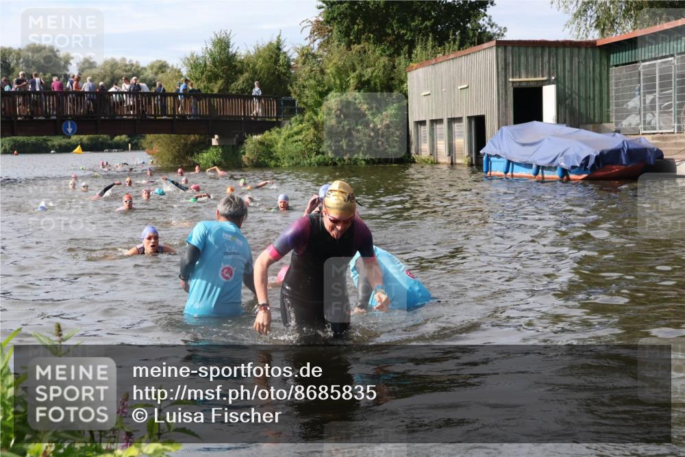 31.08.2025 - Elbe Triathlon Hamburg Luisa Fischer http://msf.ph/oto/8685835 31.08.2025 10:41:35 Schwimmen 1388, 1429 meine-sportfotos.de