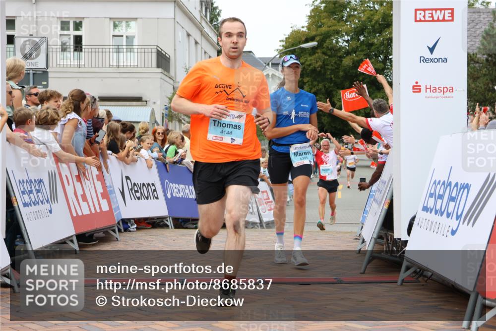 31.08.2025 - 21. Blankeneser Heldenlauf Strokosch-Dieckow http://msf.ph/oto/8685837 31.08.2025 12:00:36 Ziel 5784, 4144, 4394, 4395, 4333 meine-sportfotos.de