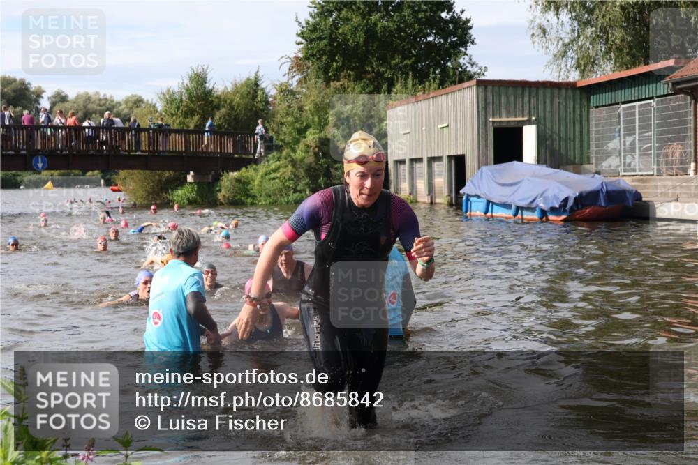31.08.2025 - Elbe Triathlon Hamburg Luisa Fischer http://msf.ph/oto/8685842 31.08.2025 10:41:36 Schwimmen 1388, 1429 meine-sportfotos.de