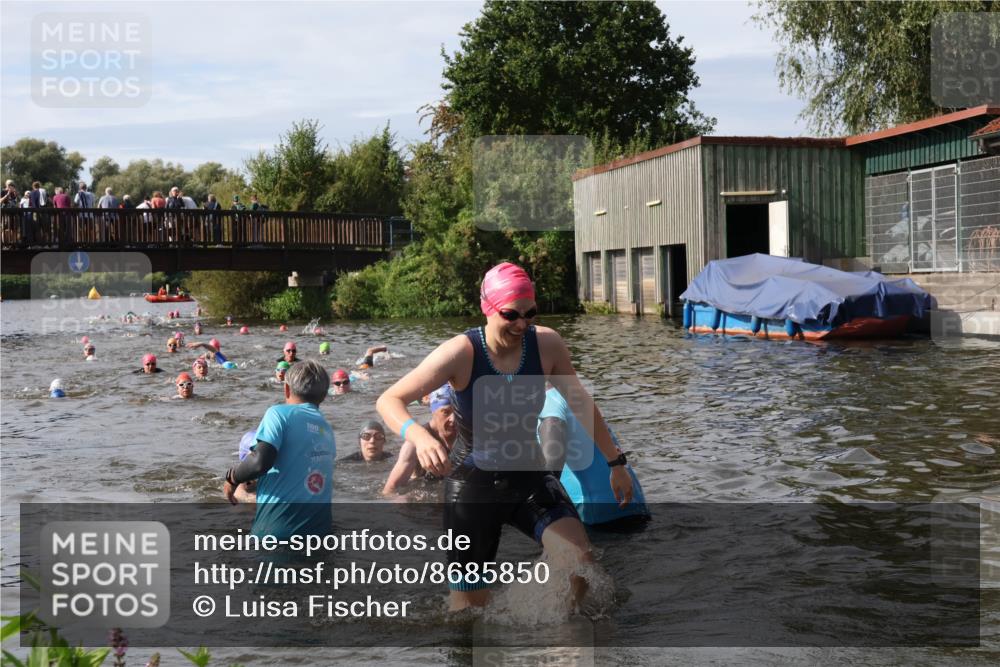 31.08.2025 - Elbe Triathlon Hamburg Luisa Fischer http://msf.ph/oto/8685850 31.08.2025 10:41:39 Schwimmen 1388, 1429, 1442 meine-sportfotos.de