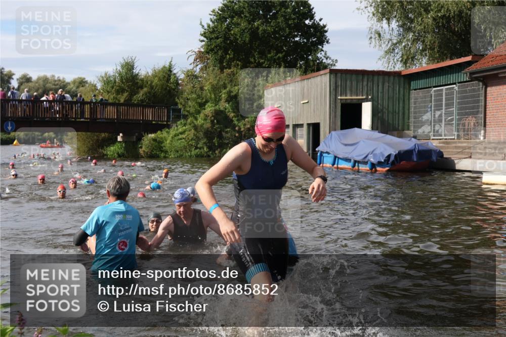 31.08.2025 - Elbe Triathlon Hamburg Luisa Fischer http://msf.ph/oto/8685852 31.08.2025 10:41:40 Schwimmen 1370, 1388, 1429, 1442 meine-sportfotos.de