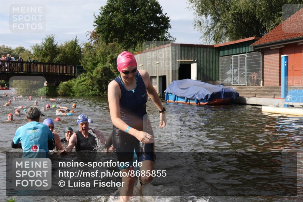 31.08.2025 - Elbe Triathlon Hamburg Luisa Fischer http://msf.ph/oto/8685855 31.08.2025 10:41:40 Schwimmen 1370, 1388, 1429, 1442 meine-sportfotos.de