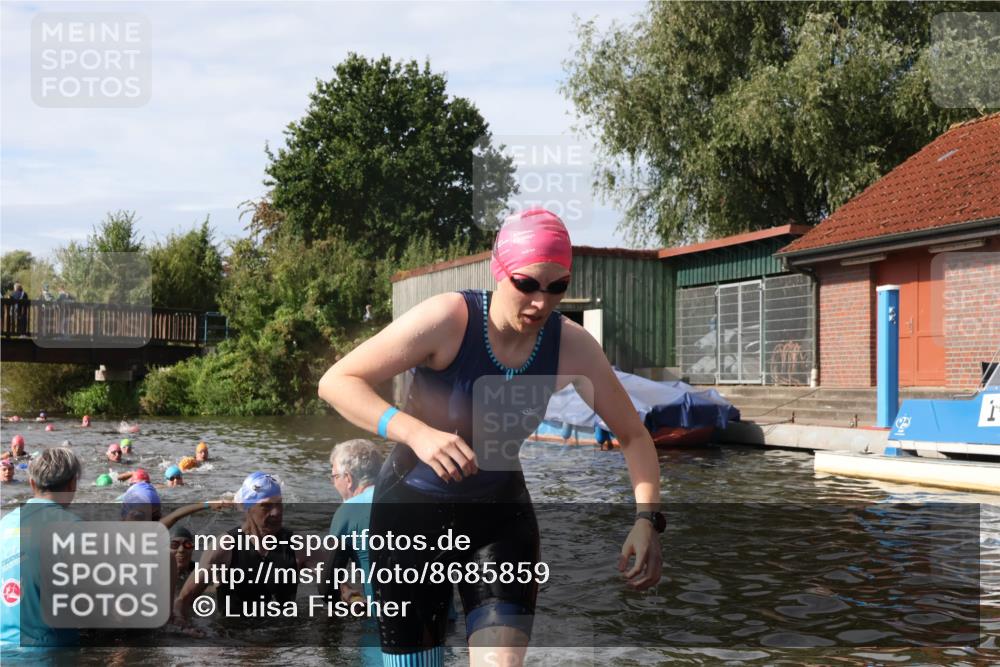 31.08.2025 - Elbe Triathlon Hamburg Luisa Fischer http://msf.ph/oto/8685859 31.08.2025 10:41:41 Schwimmen 1370, 1388, 1429, 1442 meine-sportfotos.de