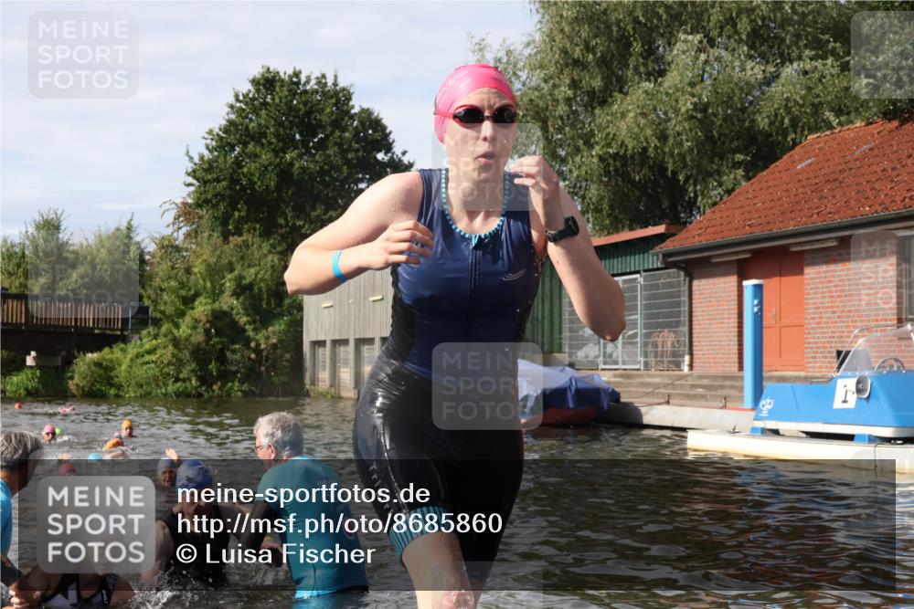 31.08.2025 - Elbe Triathlon Hamburg Luisa Fischer http://msf.ph/oto/8685860 31.08.2025 10:41:41 Schwimmen 1370, 1388, 1429, 1442 meine-sportfotos.de