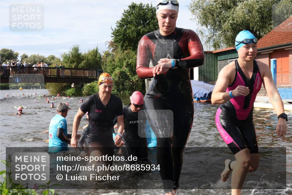 31.08.2025 - Elbe Triathlon Hamburg Luisa Fischer http://msf.ph/oto/8685934 31.08.2025 10:42:05 Schwimmen 1365, 1381, 1382, 1393, 1395, 1407, 1411, 1413, 1416, 1425, 1428, 1433, 1450, 1484, 1487, 1498 meine-sportfotos.de