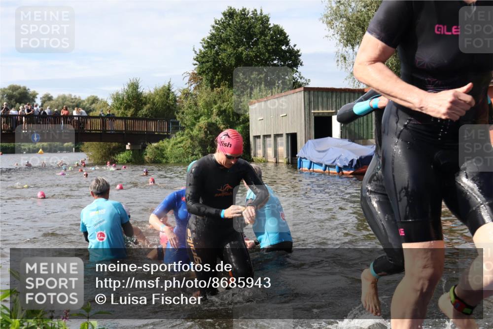 31.08.2025 - Elbe Triathlon Hamburg Luisa Fischer http://msf.ph/oto/8685943 31.08.2025 10:42:07 Schwimmen 1357, 1365, 1382, 1395, 1407, 1410, 1411, 1413, 1416, 1425, 1428, 1433, 1450, 1498 meine-sportfotos.de