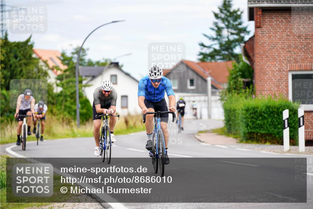 31.08.2025 - Elbe Triathlon Hamburg Michael Burmester http://msf.ph/oto/8686010 31.08.2025 14:15:25 Radfahren 135, 136, 147 meine-sportfotos.de