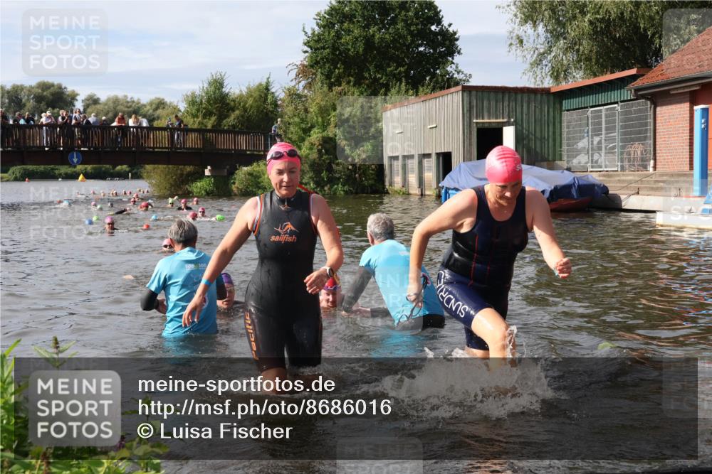31.08.2025 - Elbe Triathlon Hamburg Luisa Fischer http://msf.ph/oto/8686016 31.08.2025 10:42:27 Schwimmen 1398, 1399, 1400, 1422, 1458 meine-sportfotos.de