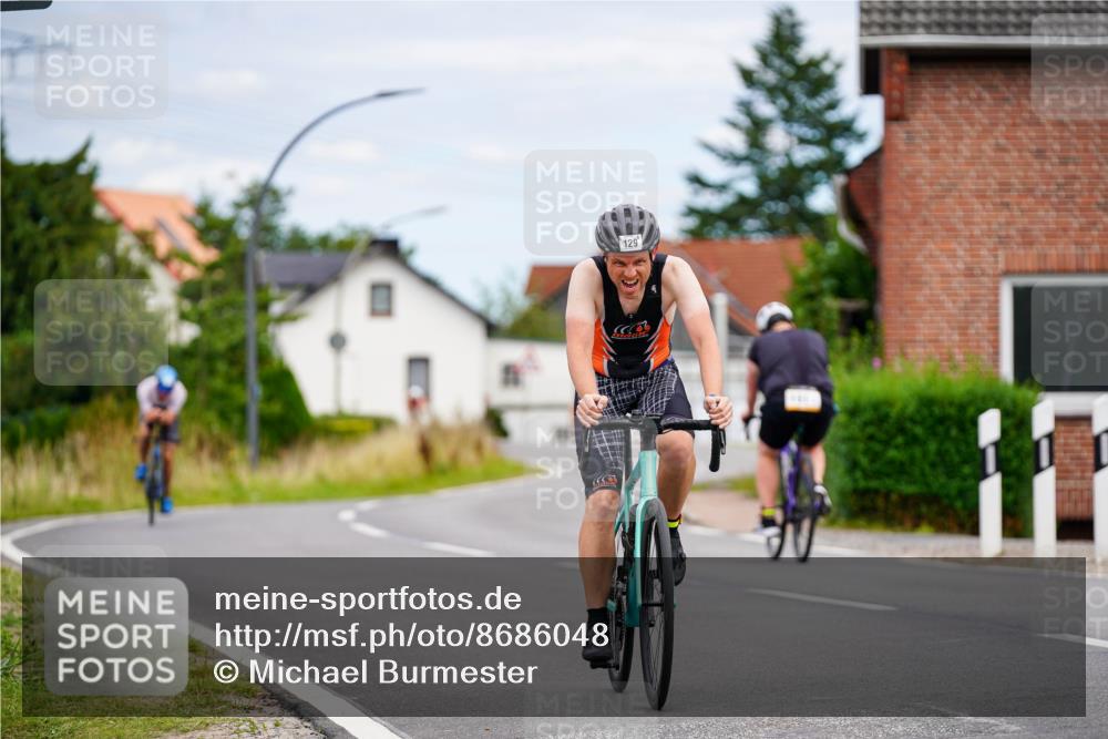 31.08.2025 - Elbe Triathlon Hamburg Michael Burmester http://msf.ph/oto/8686048 31.08.2025 14:16:06 Radfahren 122, 129 meine-sportfotos.de