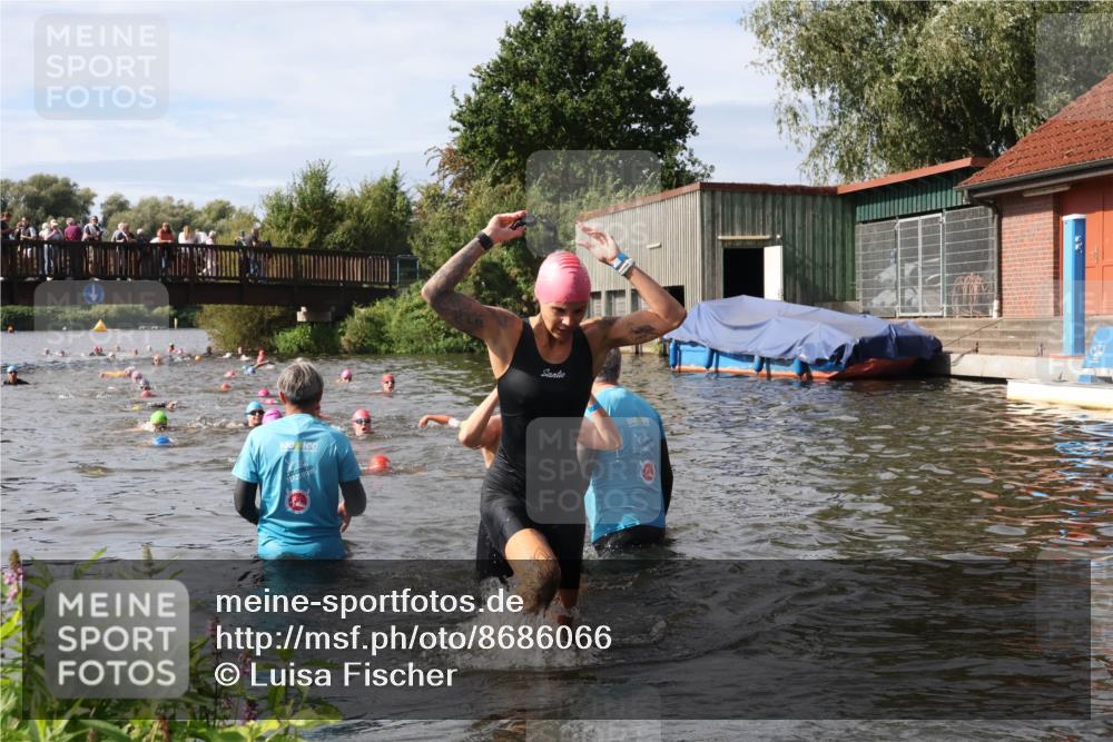 31.08.2025 - Elbe Triathlon Hamburg Luisa Fischer http://msf.ph/oto/8686066 31.08.2025 10:42:42 Schwimmen 1390, 1457, 1495 meine-sportfotos.de