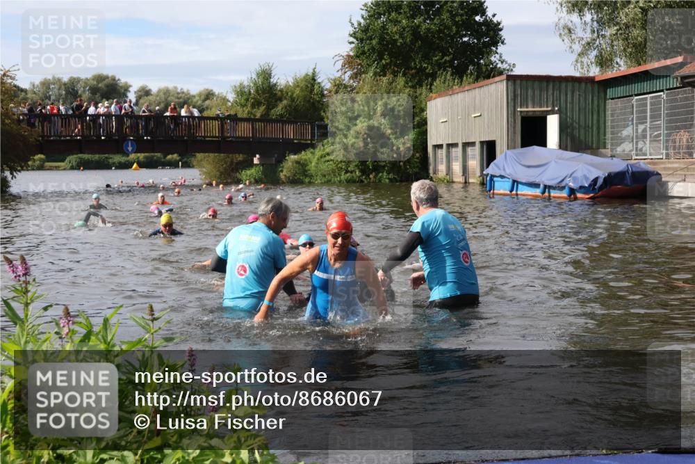 31.08.2025 - Elbe Triathlon Hamburg Luisa Fischer http://msf.ph/oto/8686067 31.08.2025 10:42:50 Schwimmen 988, 1394, 1435, 1481 meine-sportfotos.de