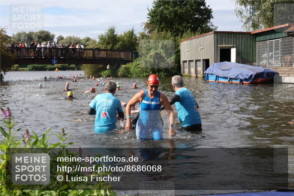 31.08.2025 - Elbe Triathlon Hamburg Luisa Fischer http://msf.ph/oto/8686068 31.08.2025 10:42:51 Schwimmen 988, 1358, 1394, 1435, 1474, 1481 meine-sportfotos.de