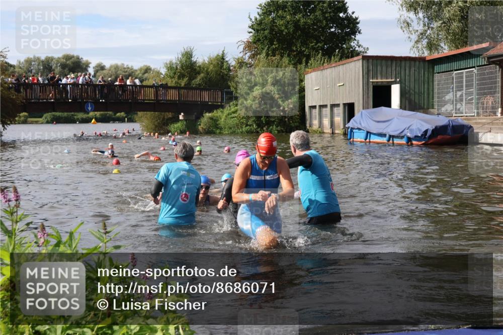 31.08.2025 - Elbe Triathlon Hamburg Luisa Fischer http://msf.ph/oto/8686071 31.08.2025 10:42:51 Schwimmen 988, 1358, 1394, 1435, 1474, 1481 meine-sportfotos.de