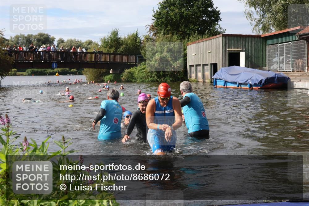 31.08.2025 - Elbe Triathlon Hamburg Luisa Fischer http://msf.ph/oto/8686072 31.08.2025 10:42:51 Schwimmen 988, 1358, 1394, 1435, 1474, 1481 meine-sportfotos.de