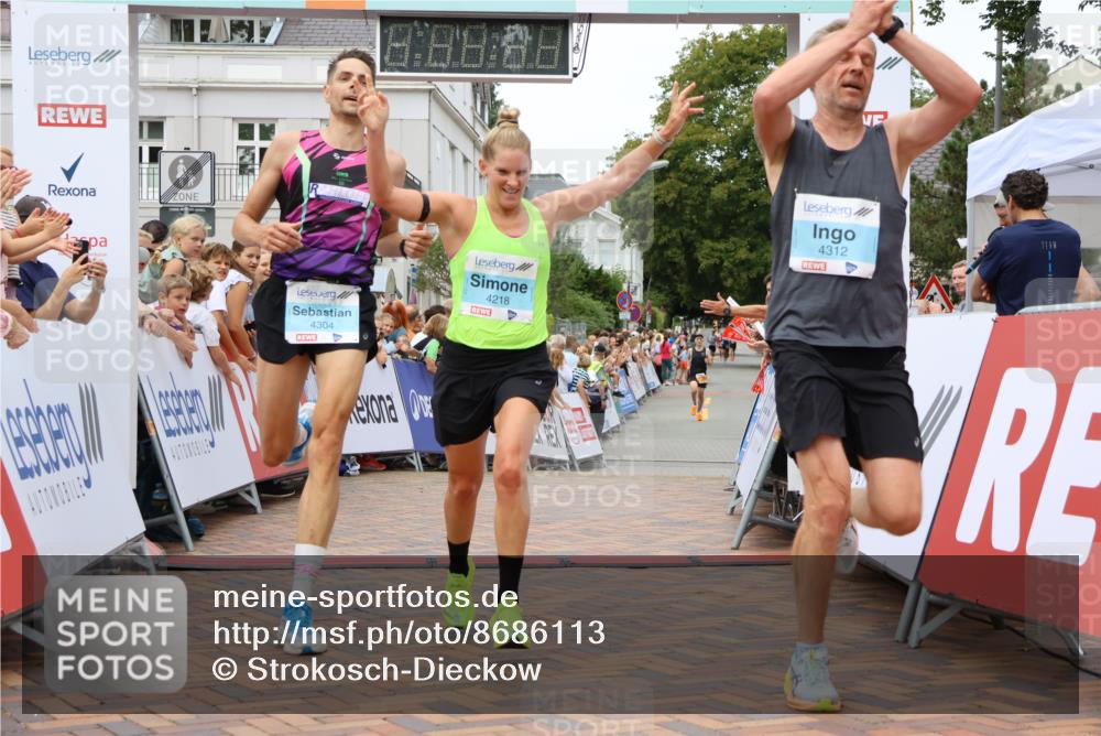 31.08.2025 - 21. Blankeneser Heldenlauf Strokosch-Dieckow http://msf.ph/oto/8686113 31.08.2025 12:00:12 Ziel 4218, 4312, 4304 meine-sportfotos.de