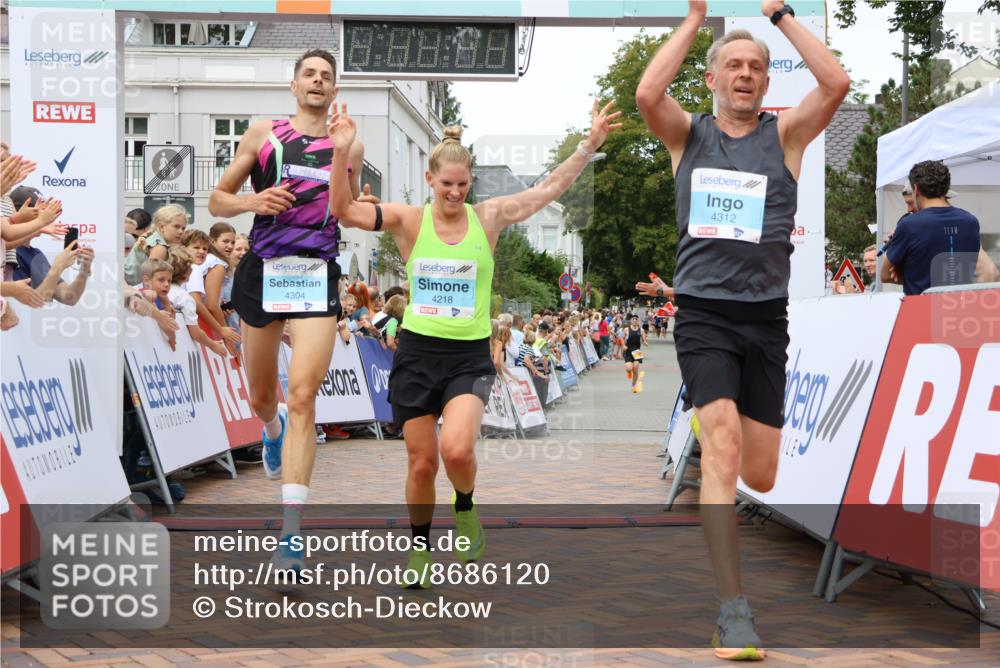 31.08.2025 - 21. Blankeneser Heldenlauf Strokosch-Dieckow http://msf.ph/oto/8686120 31.08.2025 12:00:12 Ziel 4218, 4312, 4304 meine-sportfotos.de