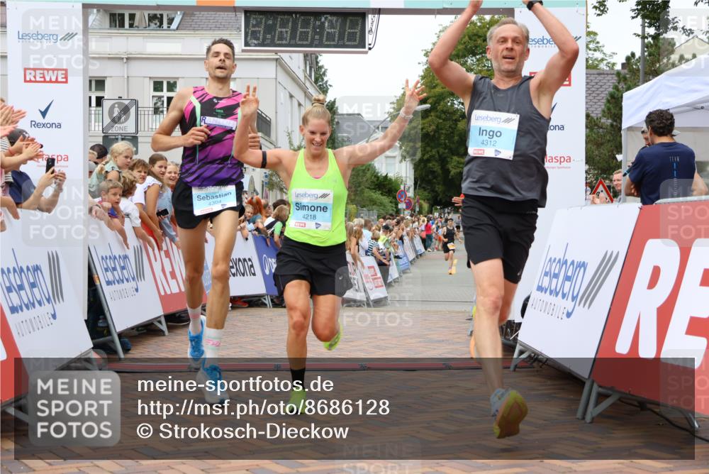 31.08.2025 - 21. Blankeneser Heldenlauf Strokosch-Dieckow http://msf.ph/oto/8686128 31.08.2025 12:00:12 Ziel 4218, 4312, 4304 meine-sportfotos.de